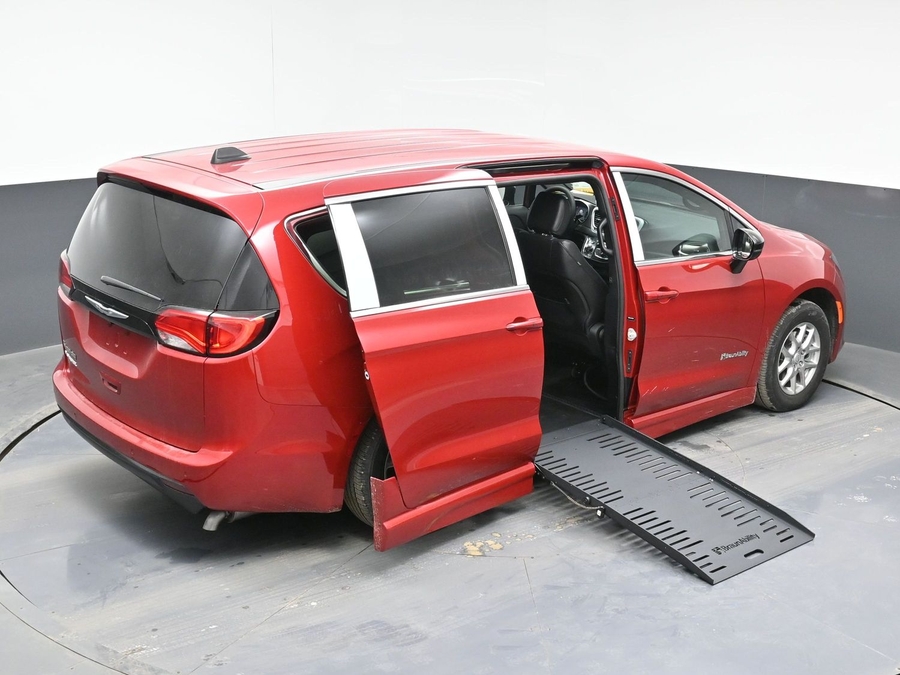 Red Chrysler Voyager image number 25