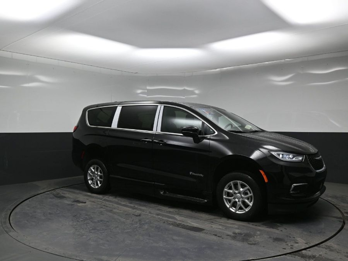 Black Chrysler Pacifica image number 14