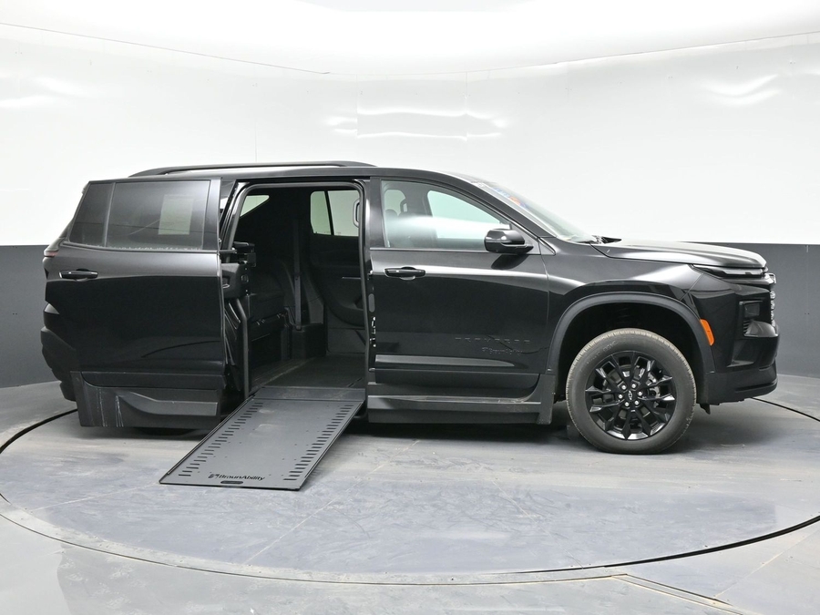 New 2025 Chevrolet Traverse 1LT Midnight - BraunAbility Side Entry Entry In Floor Automatic Ramp