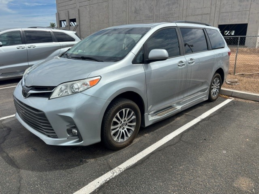 Used 2020 Toyota Sienna XLE - BraunAbility Side Entry Fold Out Automatic Ramp