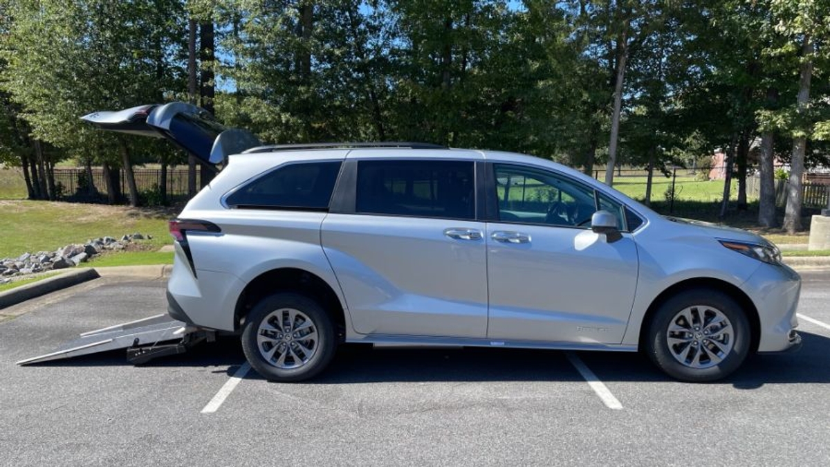 2024 TOYOTA SIENNA - Image 2
