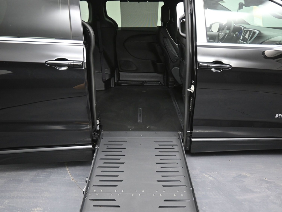 Black Chrysler Pacifica image number 15