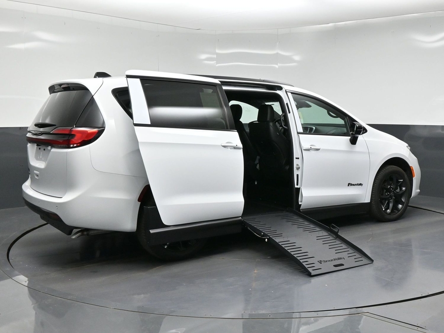 New 2026 Chrysler Pacifica Select Sport - BraunAbility Side Entry Fold Out Manual Ramp