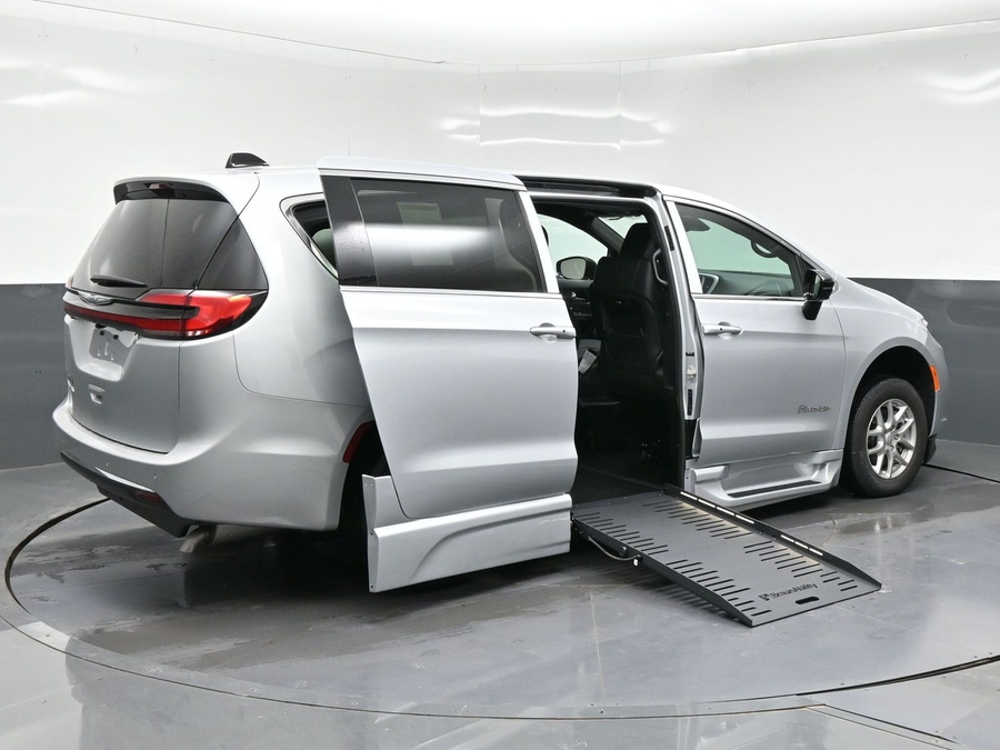 New 2026 Chrysler Pacifica Select Safety - BraunAbility Side Entry Entry Fold Out Automatic Ramp