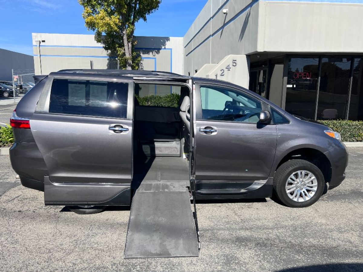 2015 TOYOTA SIENNA - Image 8