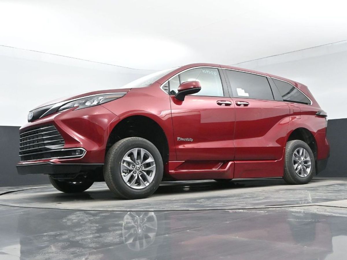 Red Toyota Sienna image number 13