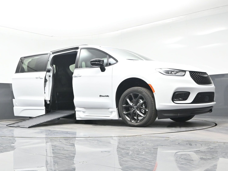 White Chrysler Pacifica image number 15