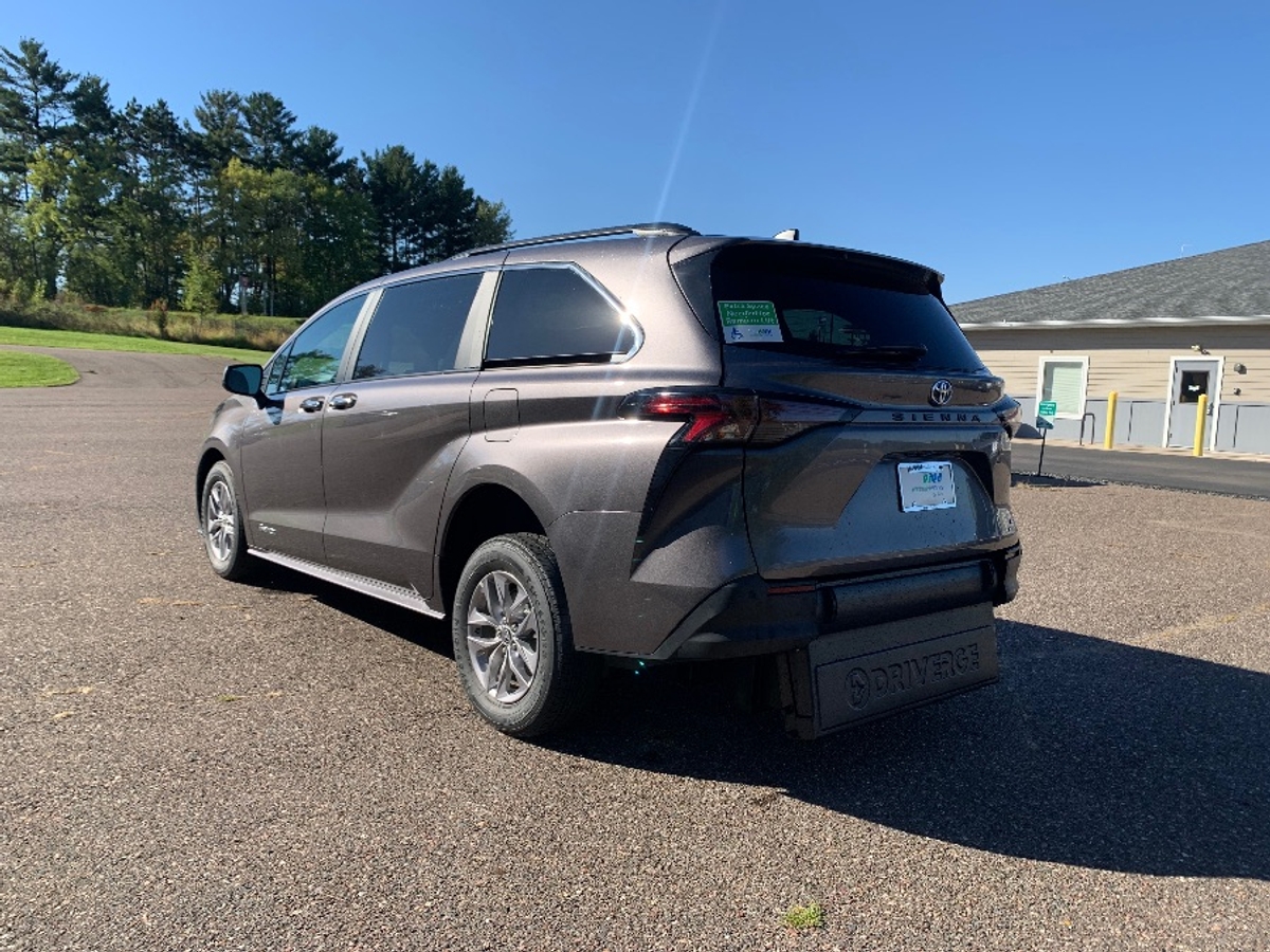 2024 TOYOTA SIENNA - Image 17