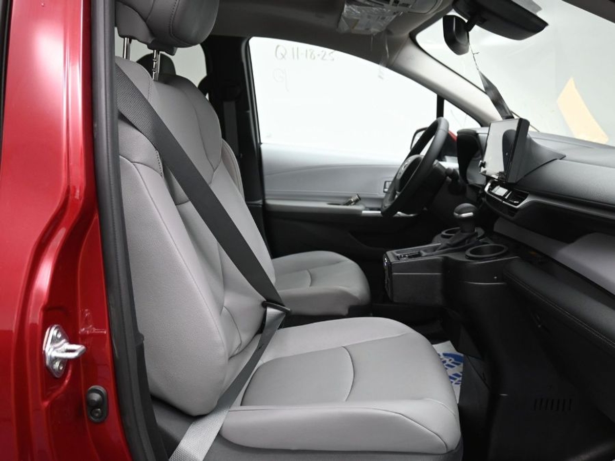 2025 TOYOTA SIENNA - Image 9