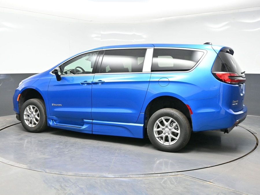 Blue Chrysler Pacifica image number 3