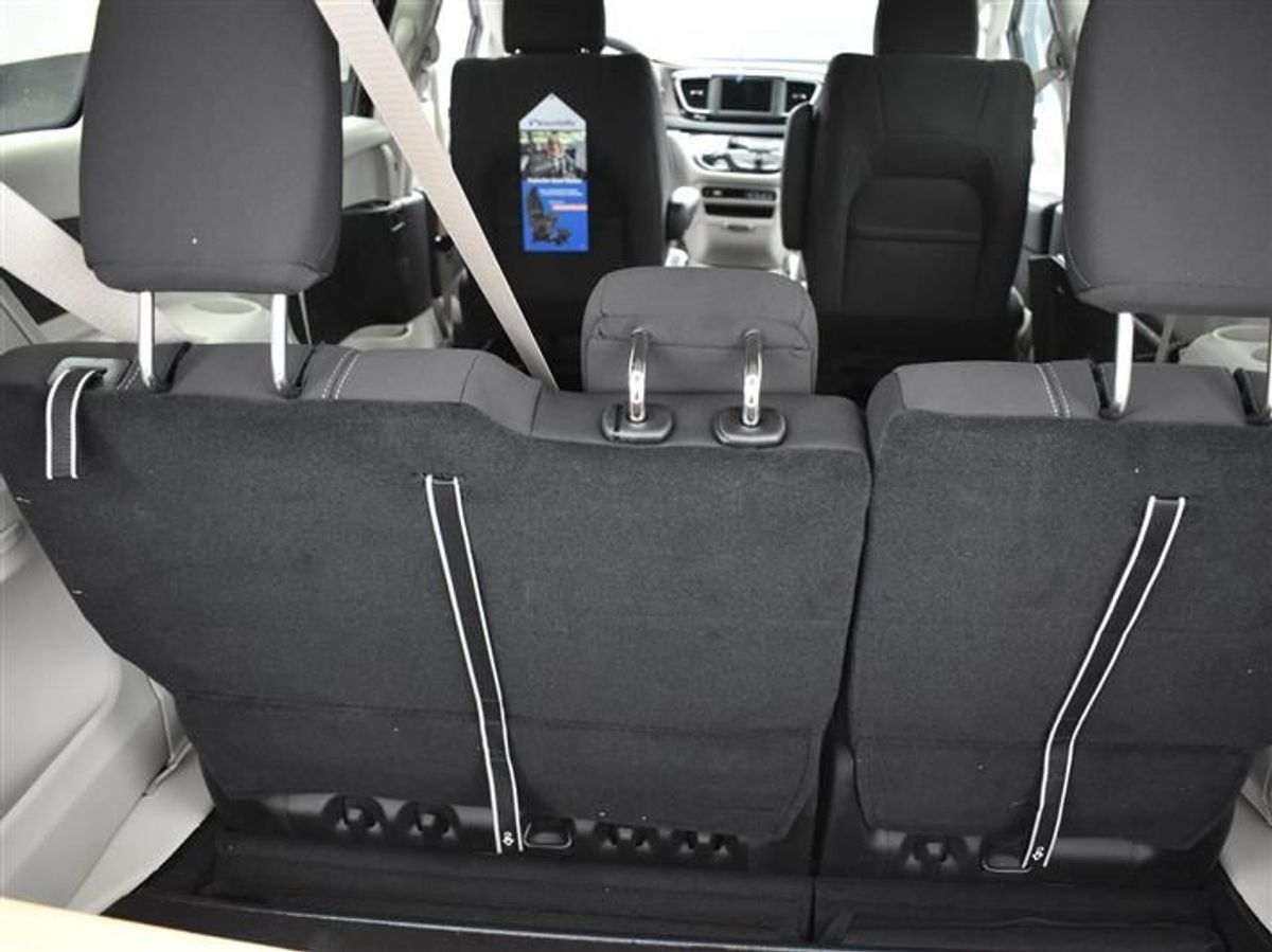 Black Chrysler Voyager image number 18