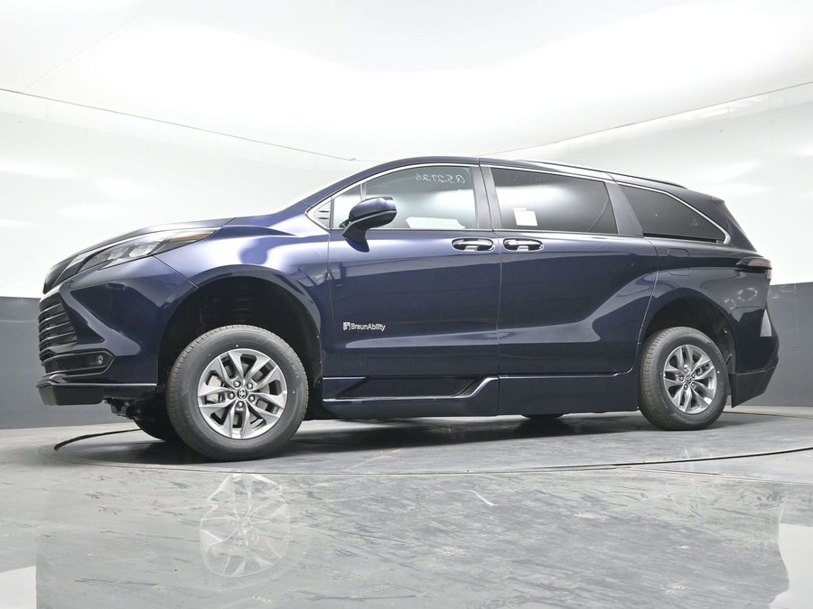 New 2026 Toyota Sienna Hybrid XLE Base - BraunAbility Side Entry Fold Out Automatic Ramp