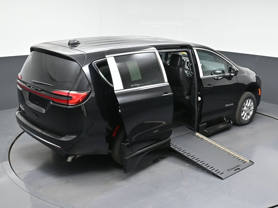 Black Chrysler Pacifica image number 23