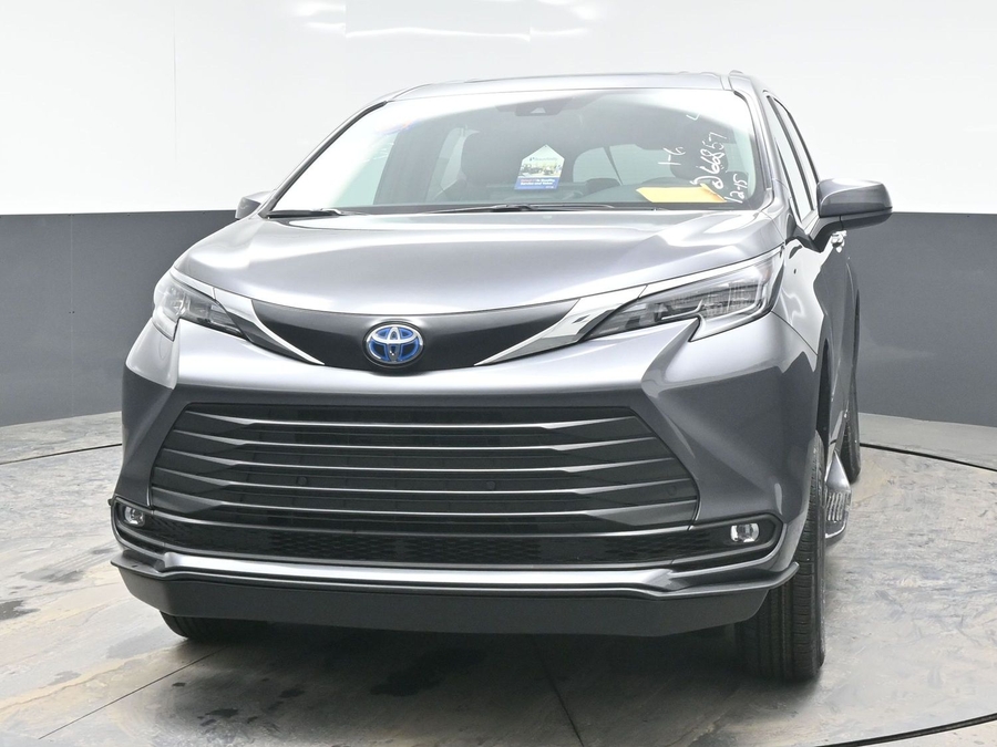 New 2025 Toyota Sienna Hybrid XLE Plus - BraunAbility Side Entry Entry Fold Out Automatic Ramp