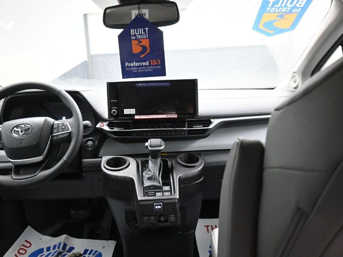 2025 TOYOTA SIENNA - Image 13