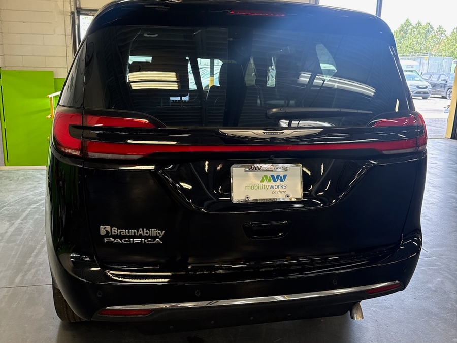 Black Chrysler Pacifica image number 4