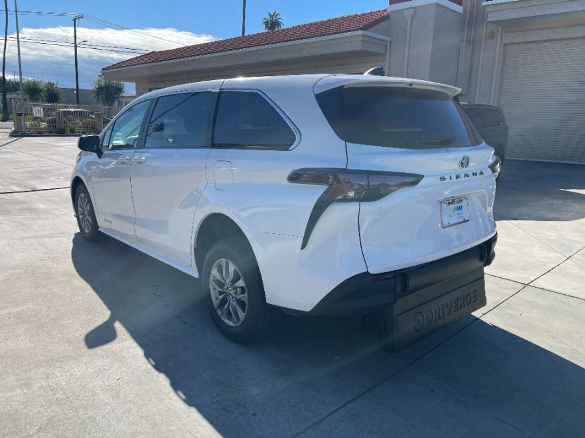 2024 TOYOTA SIENNA - Image 3