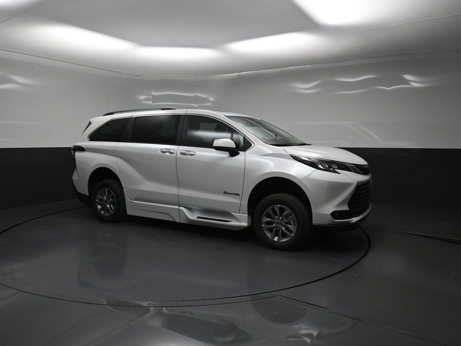 New 2026 Toyota Sienna Hybrid XLE Base - BraunAbility Side Entry Fold Out Automatic Ramp