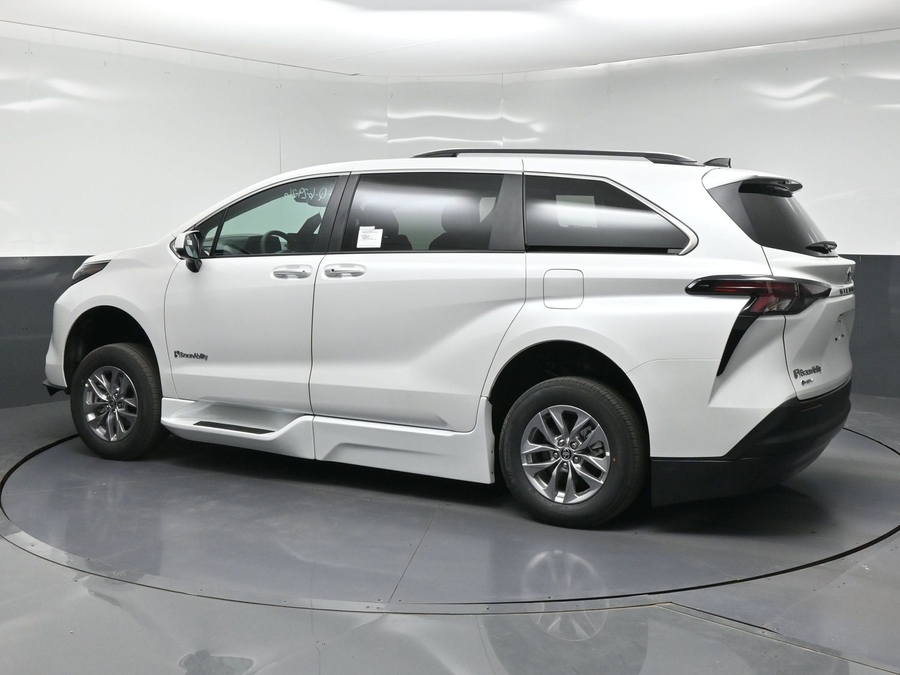 White Toyota Sienna image number 3