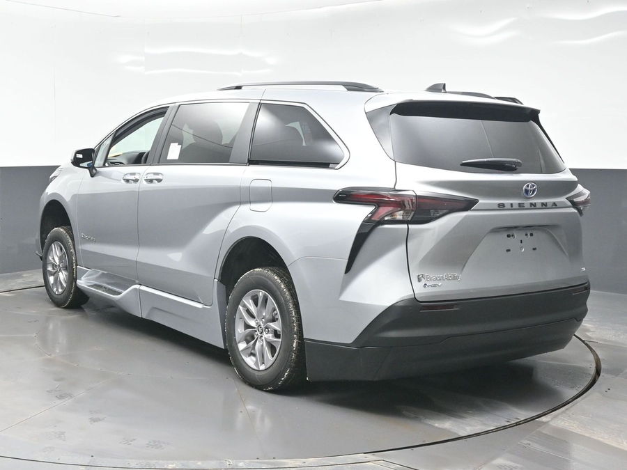 Silver Toyota Sienna image number 1