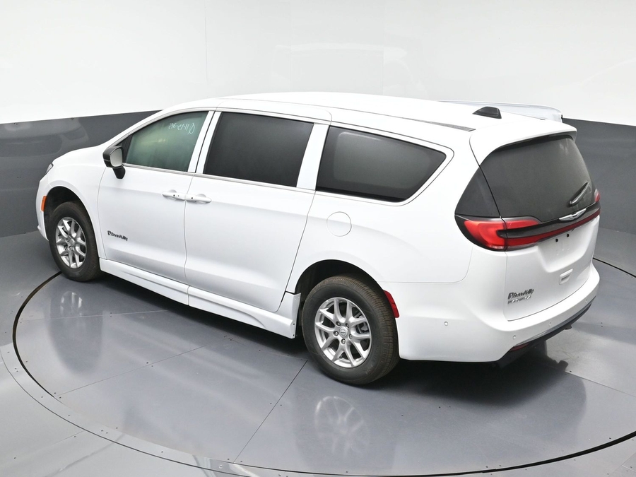 White Chrysler Pacifica image number 24