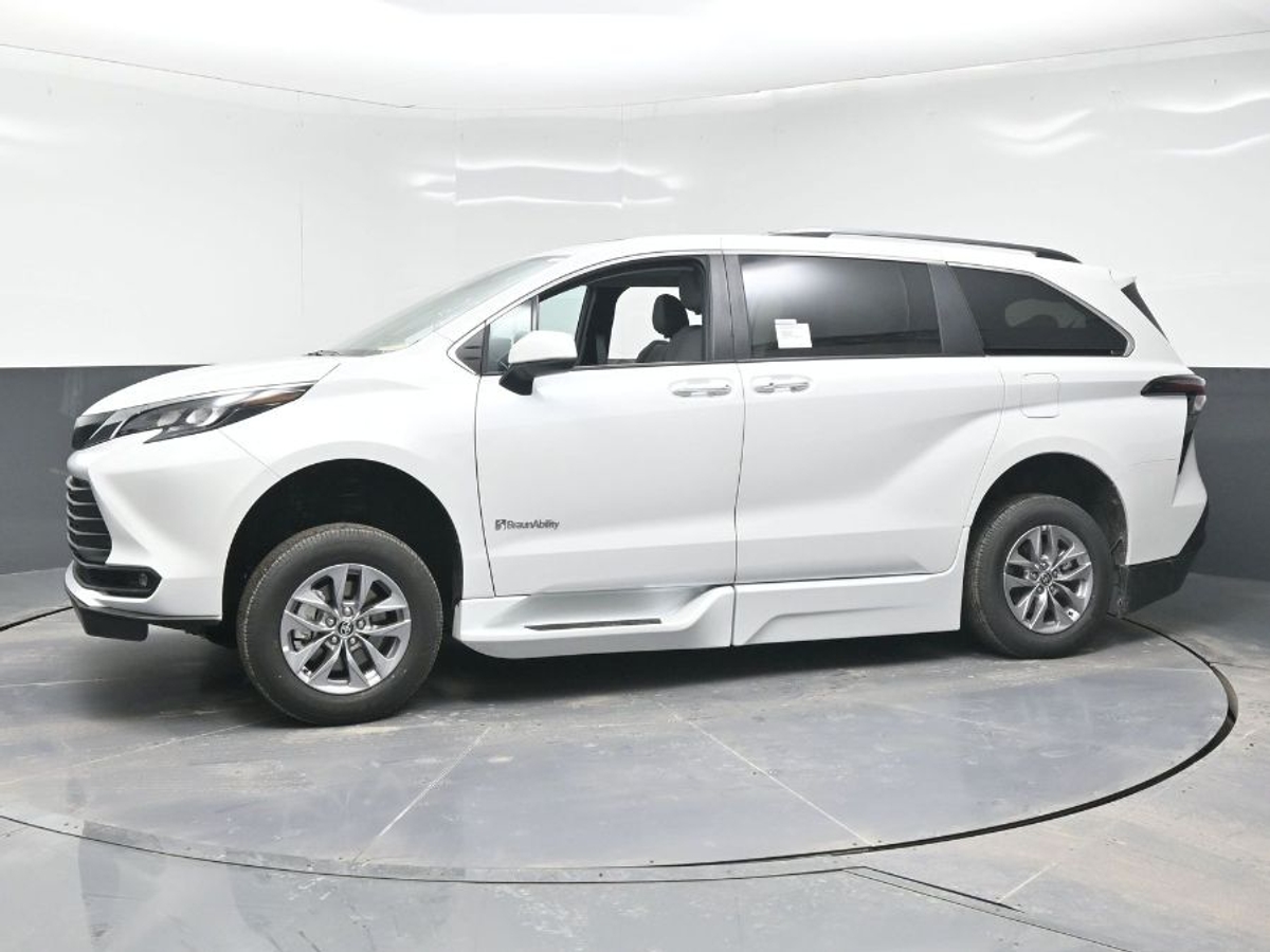 2025 Toyota Sienna XLE's photo