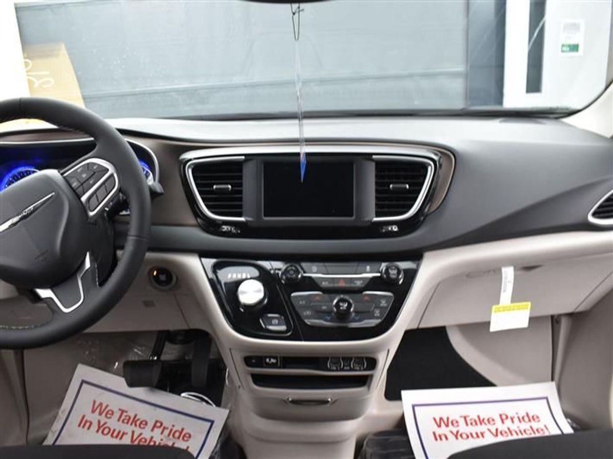 Black Chrysler Voyager image number 16