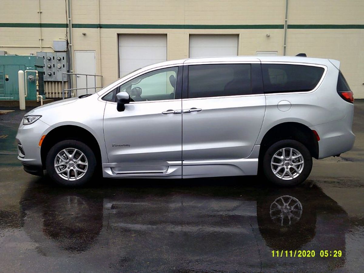 2023 CHRYSLER PACIFICA - Image 4