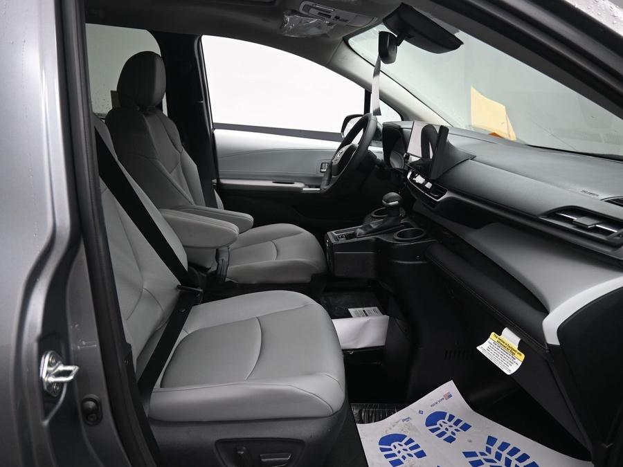New 2026 Toyota Sienna Hybrid XLE Base - BraunAbility Side Entry Fold Out Automatic Ramp