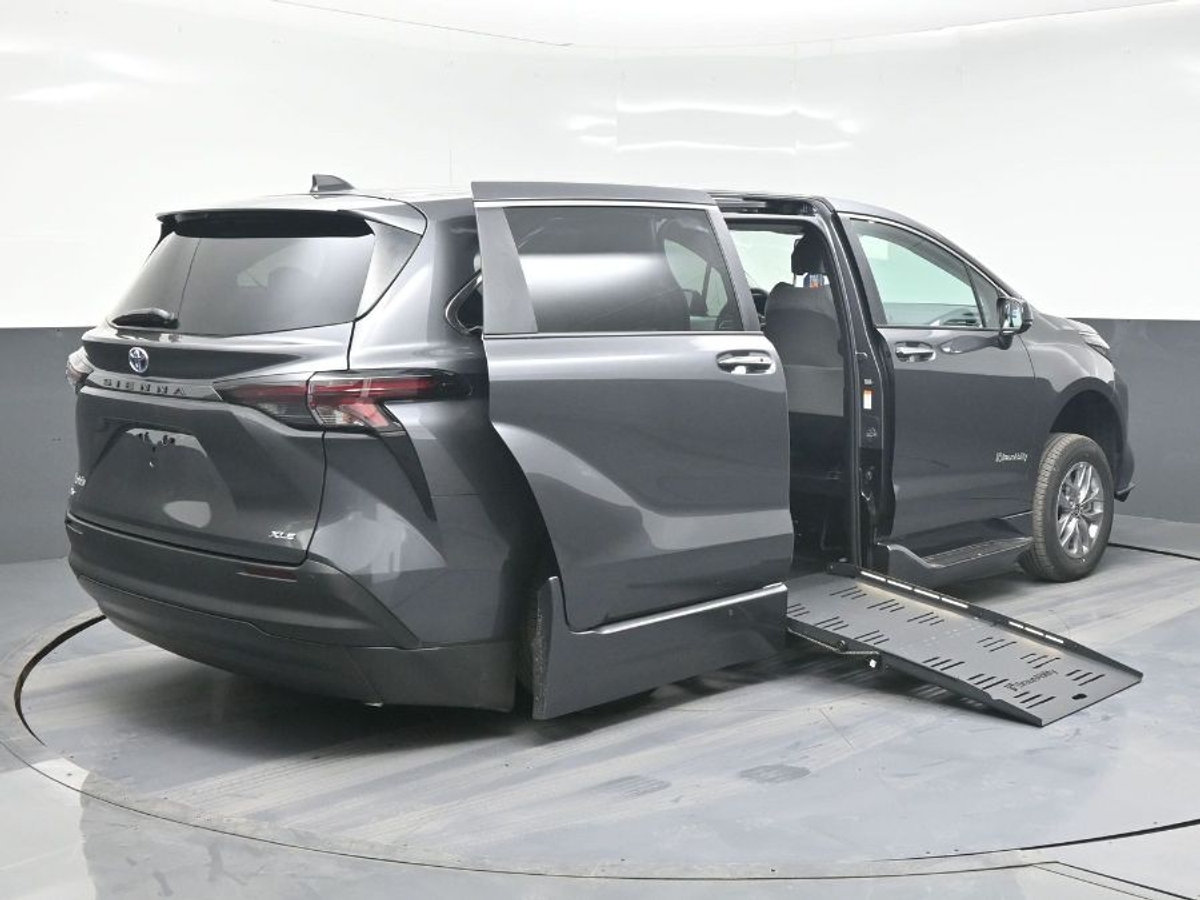 2025 TOYOTA SIENNA - Image 4