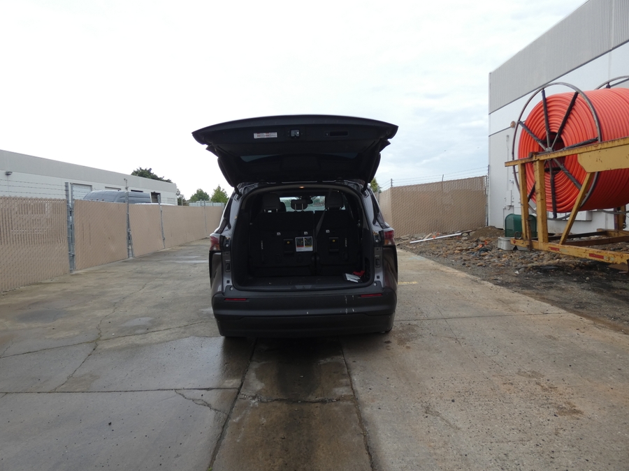 Grey Toyota Sienna image number 13