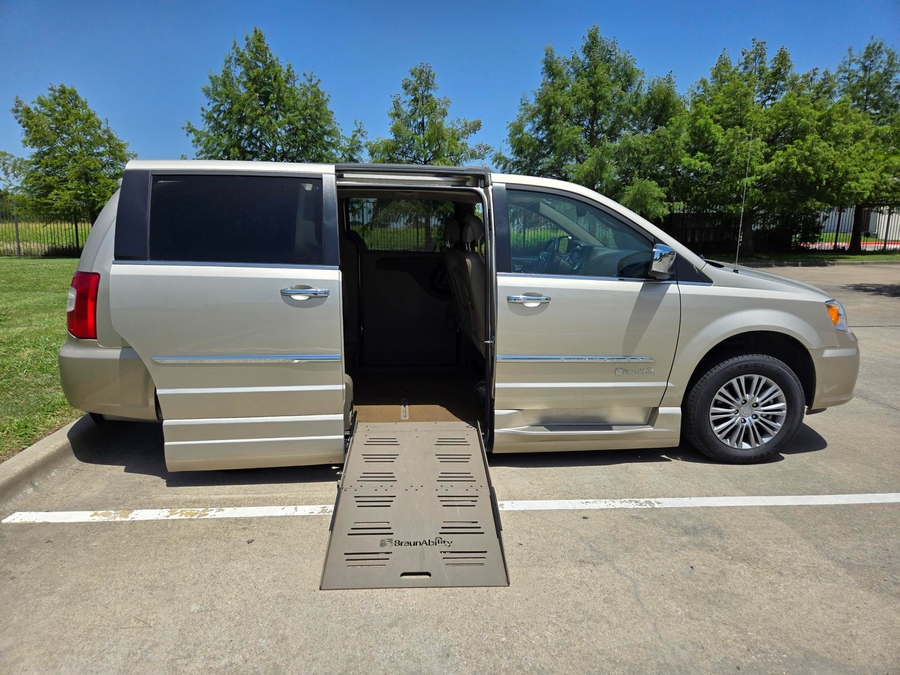 Used 2014 Chrysler Town and Country Touring-L - BraunAbility Side Entry Fold Out Automatic Ramp