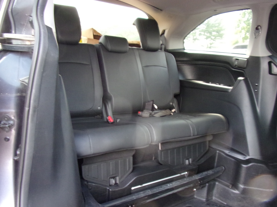 Grey Honda Odyssey image number 16
