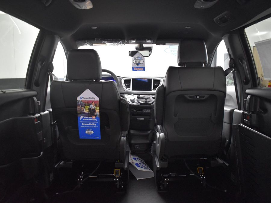 New 2025 Chrysler Pacifica Select Safety - BraunAbility Side Entry Entry Fold Out Automatic Ramp