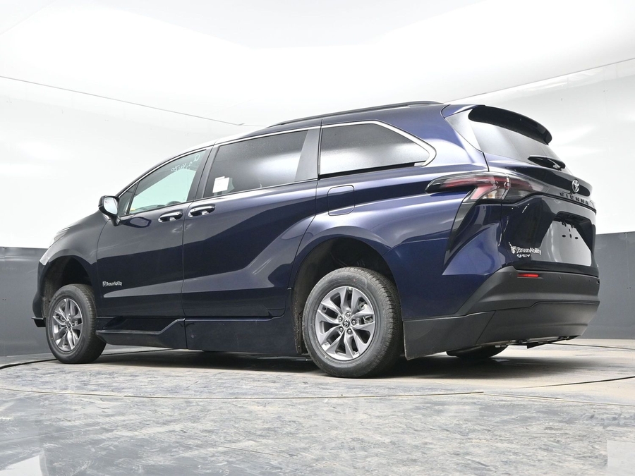 New 2026 Toyota Sienna Hybrid Limited - BraunAbility Side Entry Entry In Floor Automatic Ramp