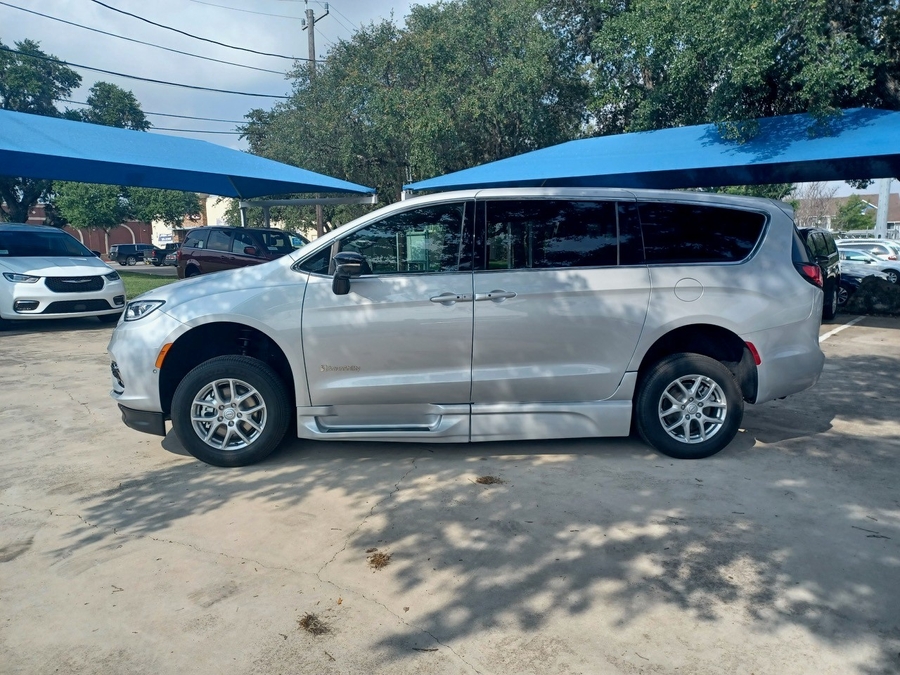 Silver Chrysler Pacifica image number 6