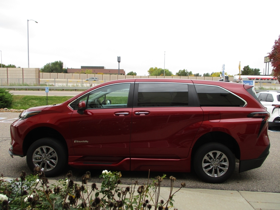 Used 2025 Toyota Sienna Hybrid XLE - BraunAbility Side Entry Entry In Floor Automatic Ramp