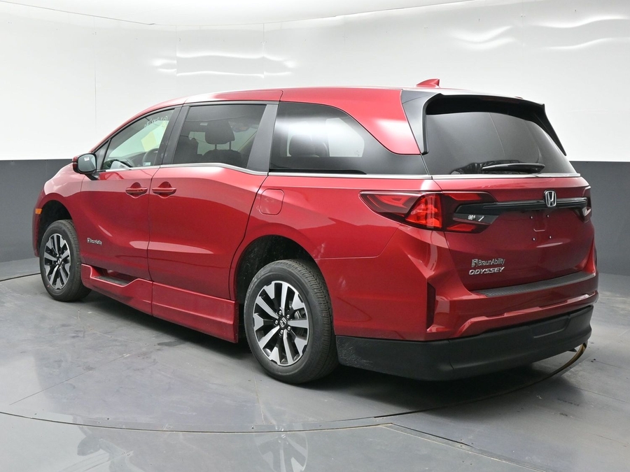 Red Honda Odyssey image number 4