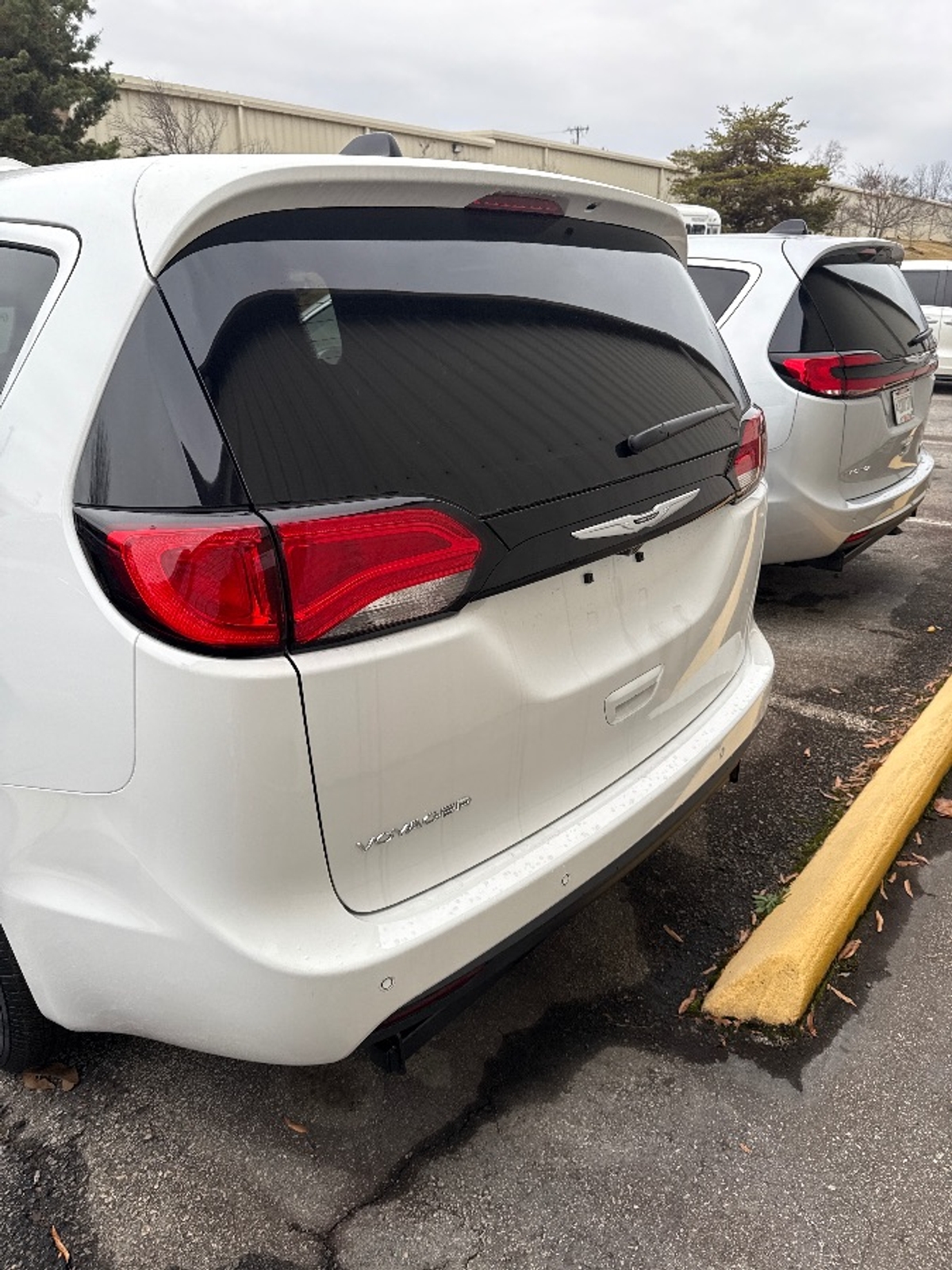 White Chrysler Voyager image number 7
