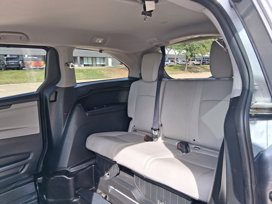 Silver Honda Odyssey image number 9