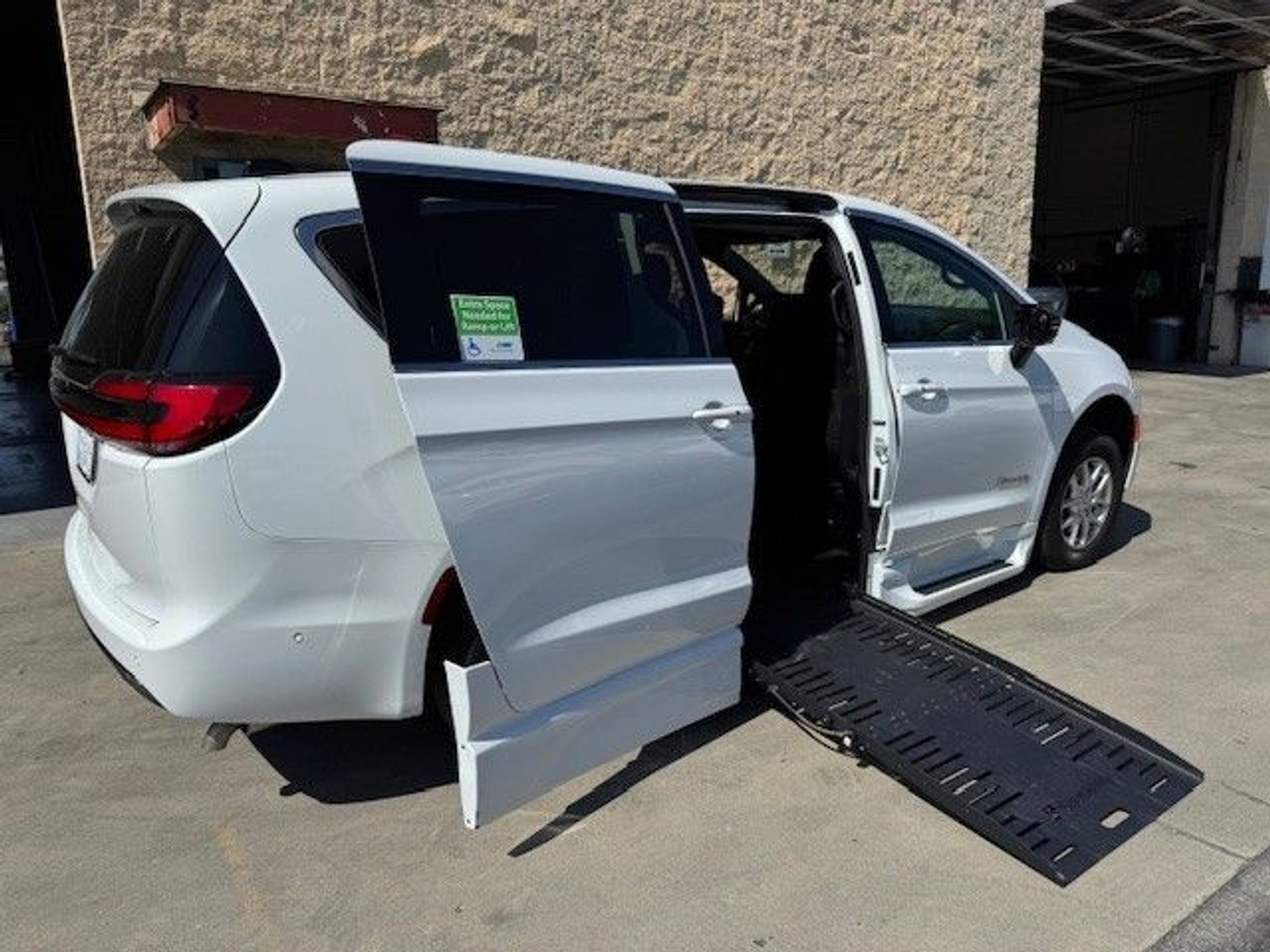 2025 CHRYSLER PACIFICA - Image 2