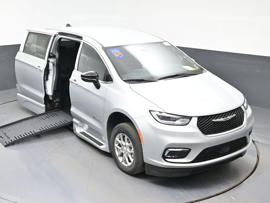 New 2026 Chrysler Pacifica Select Safety - BraunAbility Side Entry Entry Fold Out Automatic Ramp