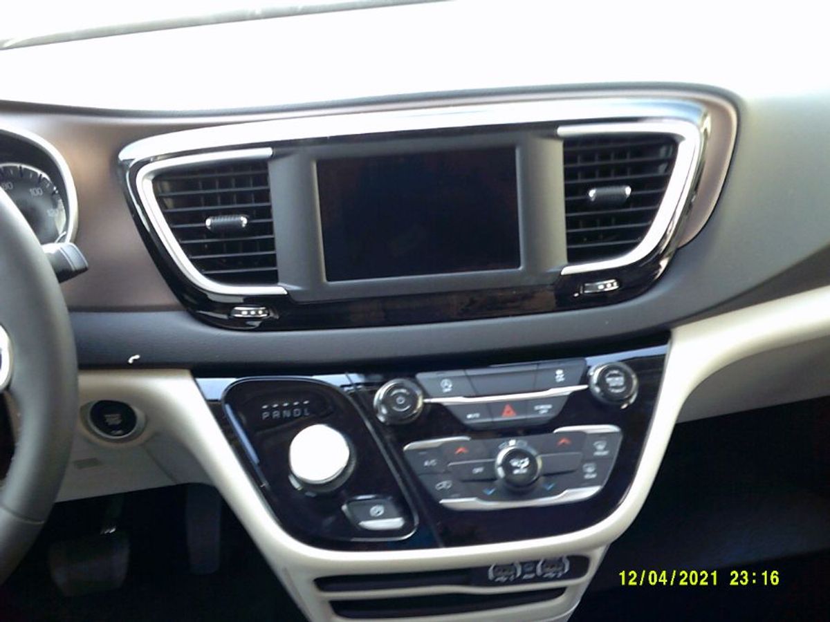 White Chrysler Voyager image number 10