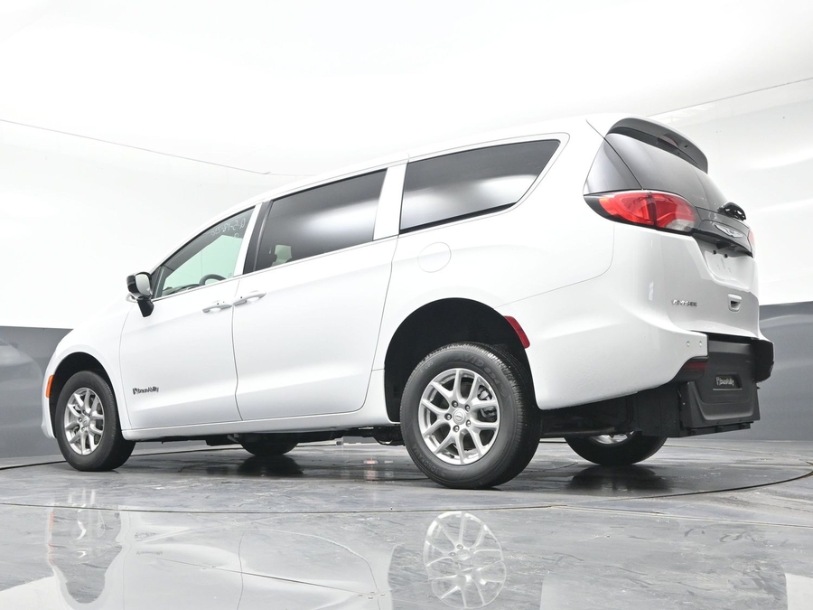 White Chrysler Voyager image number 19