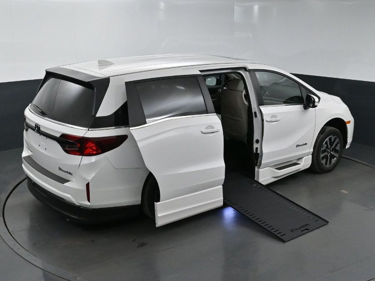 White Honda Odyssey image number 24