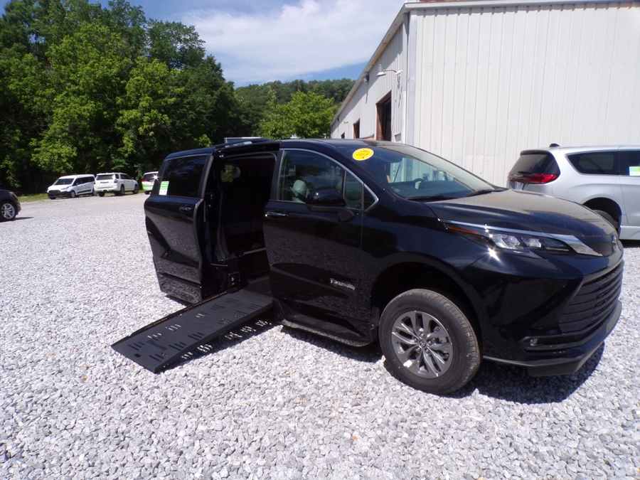 2026 Toyota Sienna XLE 7-Passenger Hybrid FWD's photo