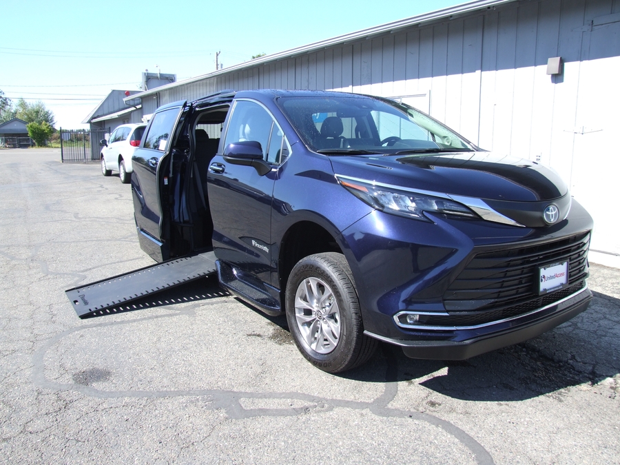 Used 2024 Toyota Sienna Hybrid XLE Plus - BraunAbility Side Entry In Floor Automatic Ramp