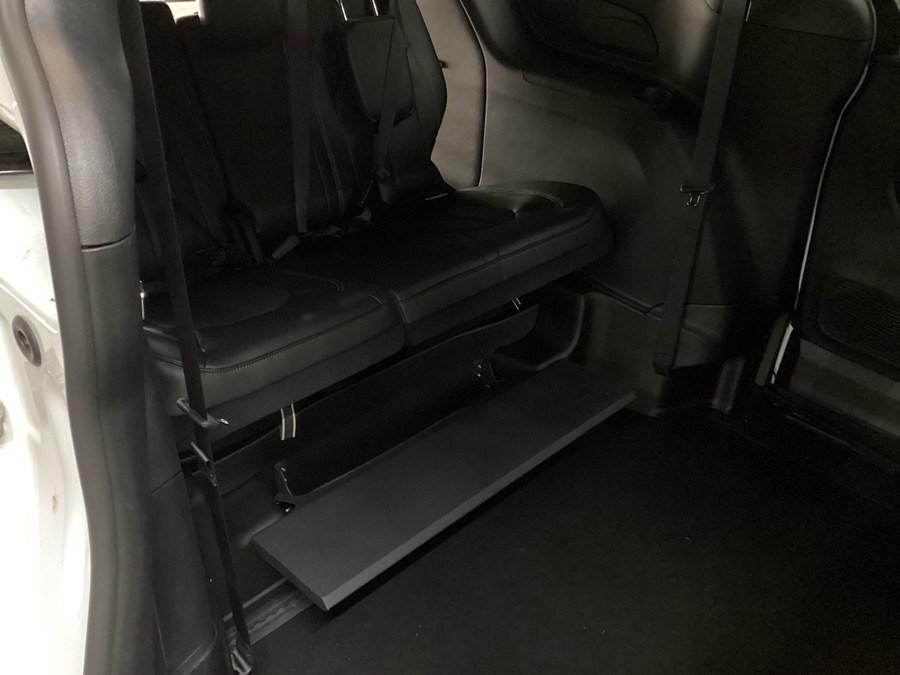 White Chrysler Pacifica image number 11
