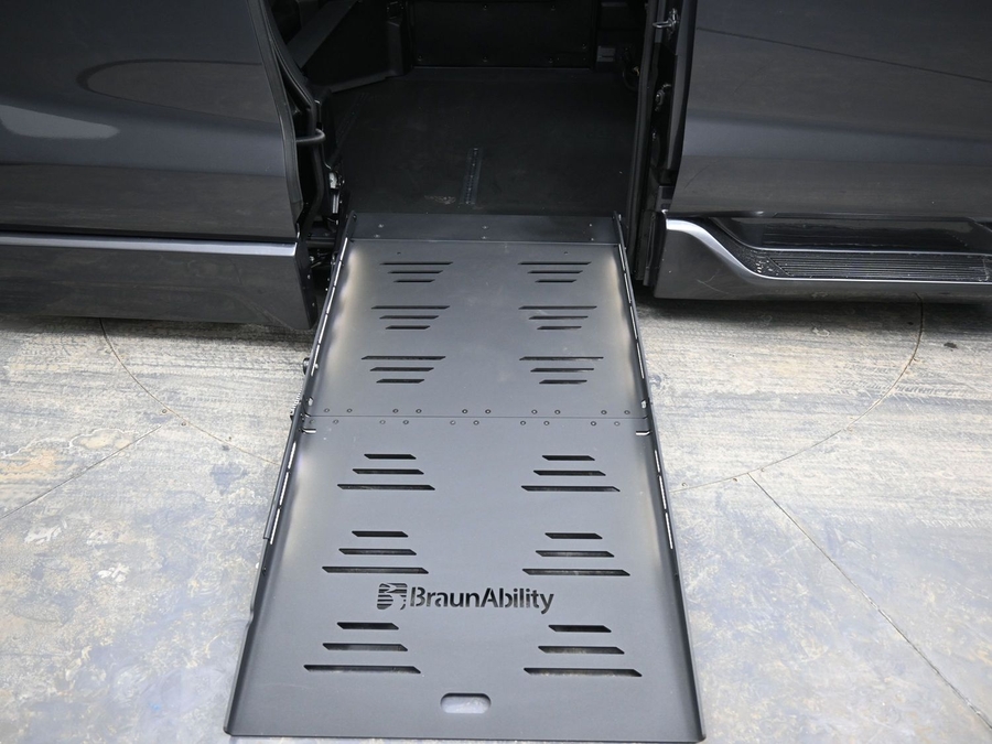 Grey Toyota Sienna image number 10