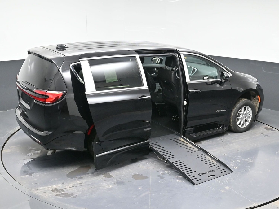 Black Chrysler Pacifica image number 25